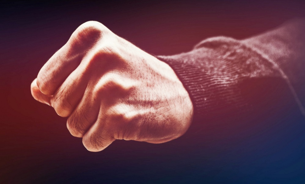 В Омской области мужчина выбросил собутыльника в окно, так как последний слишком долго ходил за алкоголем