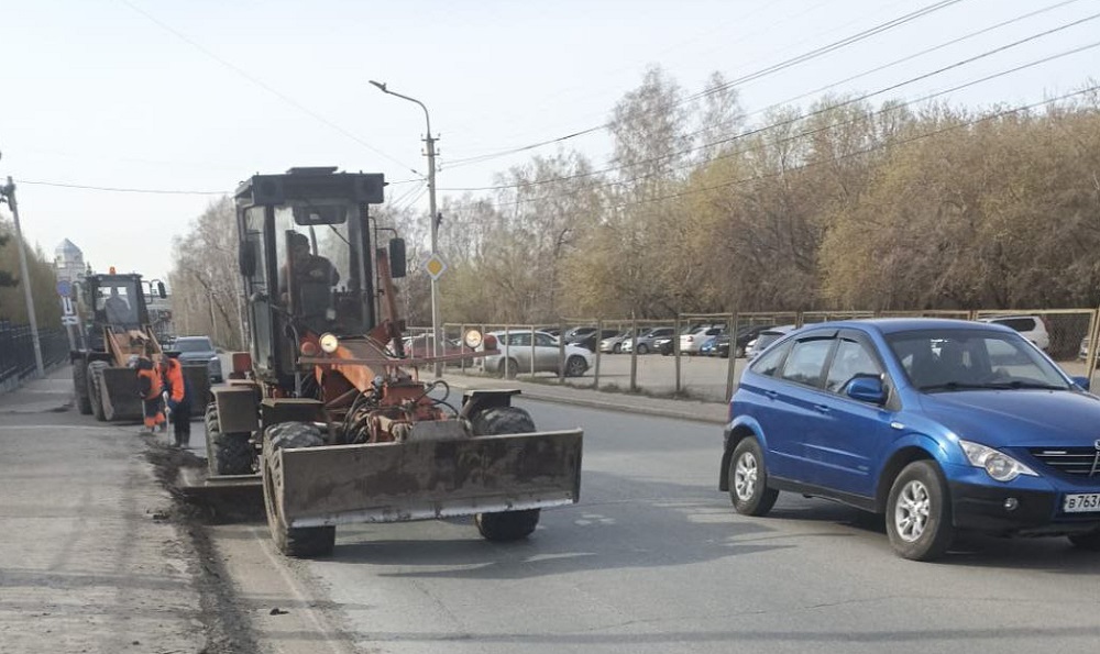 С омских улиц вывезли около 8 тысяч тонн песка и земли