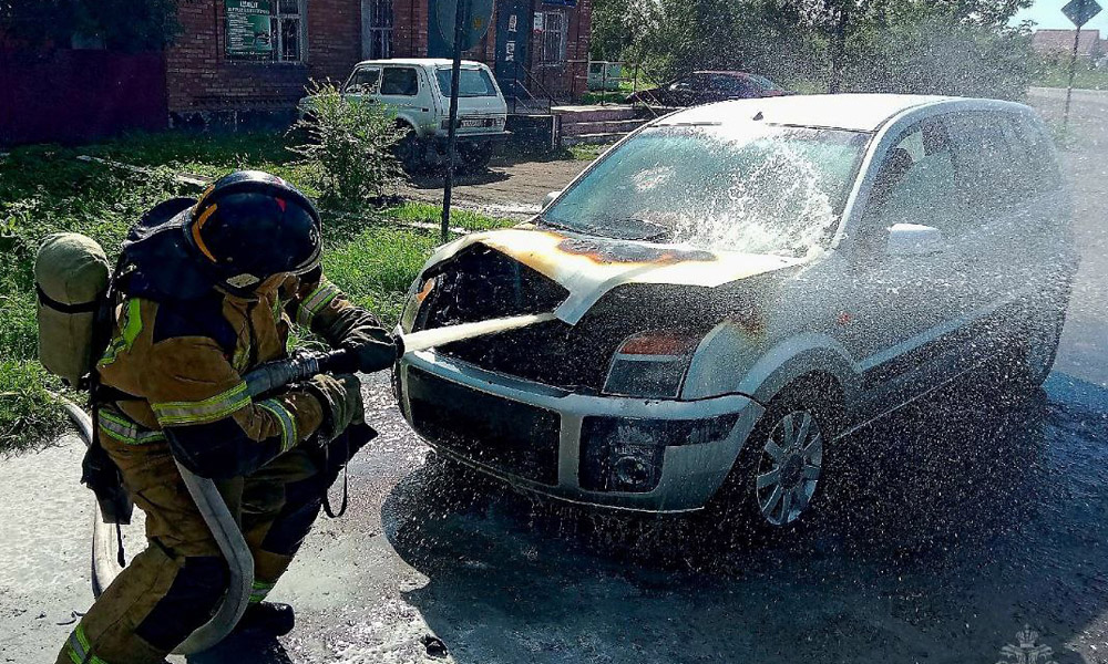 В Омской области вспыхнул припаркованный автомобиль