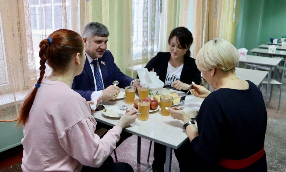 Депутат Юрий Арчибасов проверил качество питания в омской гимназии № 159