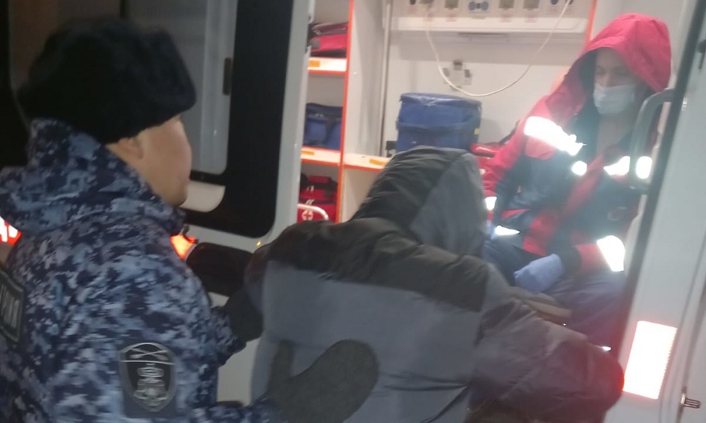 Росгвардейцы оказали помощь мужчине, потерявшему сознание на улице в Омске