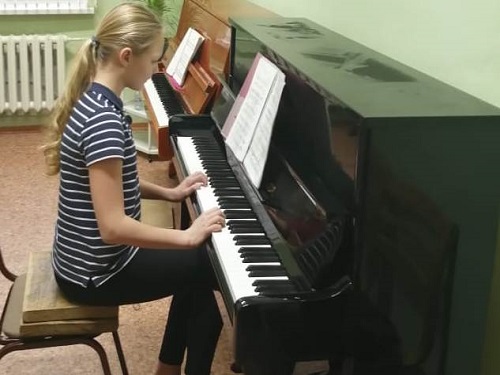 В Омск поступили первые пианино в рамках нацпроекта "Культура"