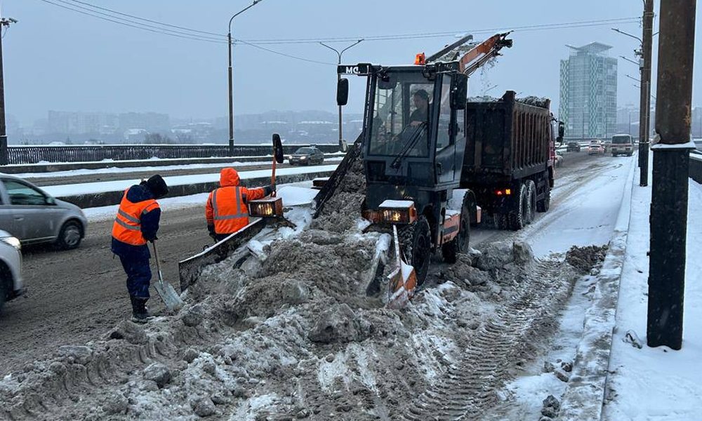В Омске мобилизовали все силы на борьбу со снегом