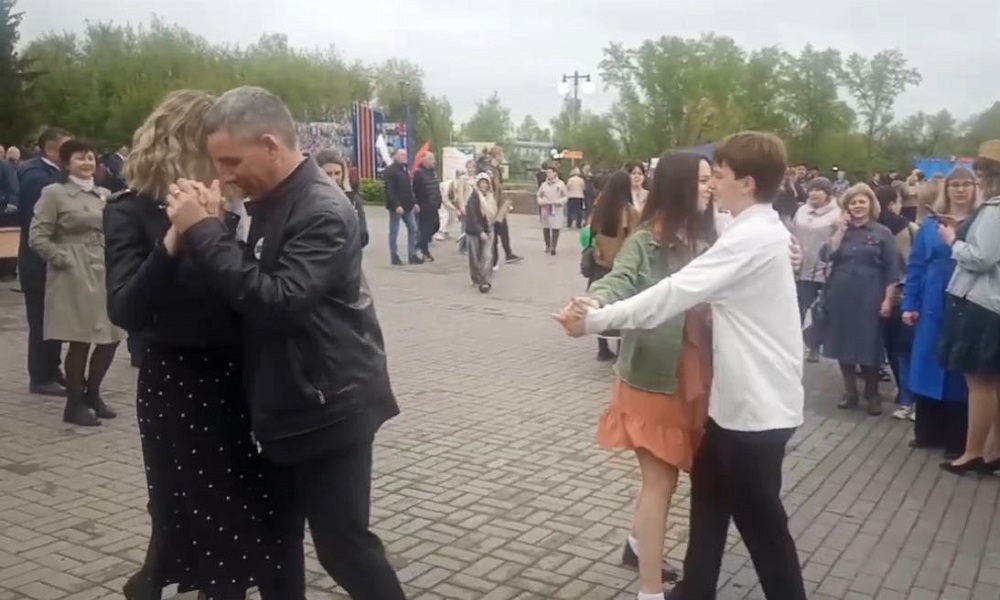 На центральной площади Большеречья станцевали победный «Майский вальс»