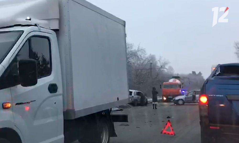 Омский проспект Королёва встал в большую пробку из-за серьёзной аварии [ОБНОВЛЕНО]