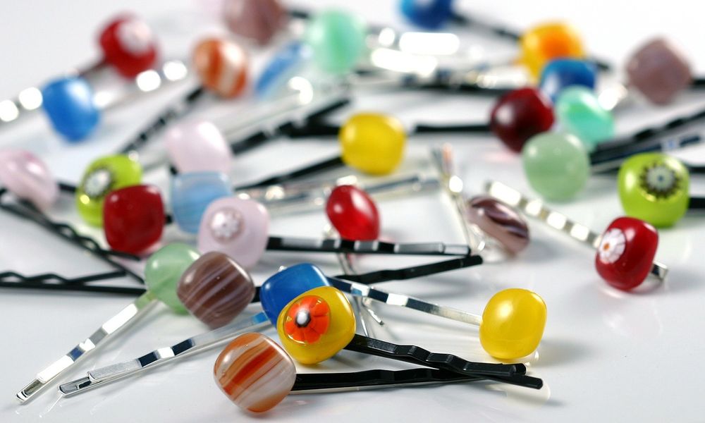 Серьги, шпильки, пряжа: для малообеспеченных омичек к 8 марта собирают подарки