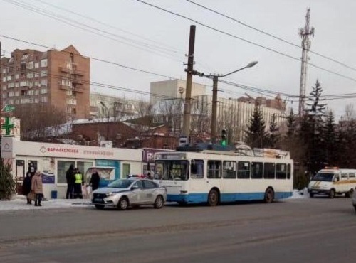 В Омске троллейбус сбил 85-летнюю женщину
