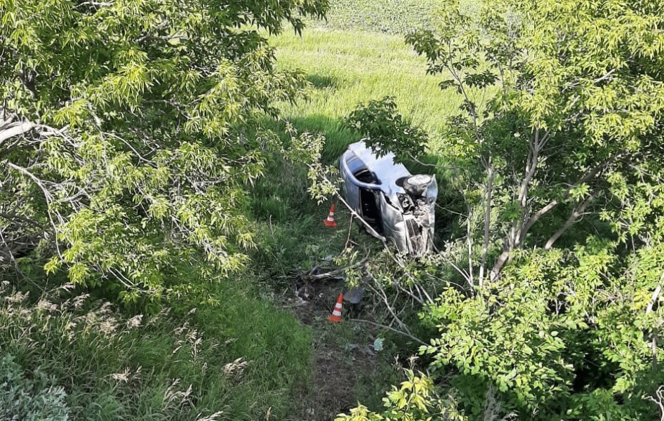 В Омске иномарка, за рулём которой был пьяный водитель, вылетела с магистрали и перевернулась 