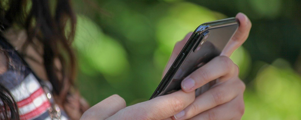 Нарушившим карантин омичам придут "SMS-ки счастья"