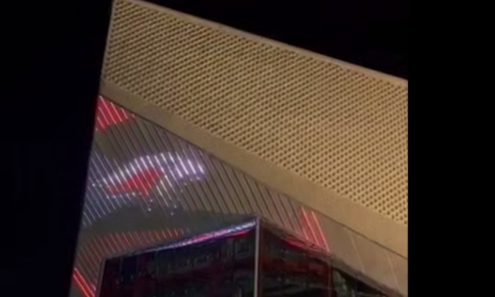 На центральной части фасада СКК им. Виктора Блинова завершили монтаж подсветки, которая демонстрирует логотипы ХК «Авангард»