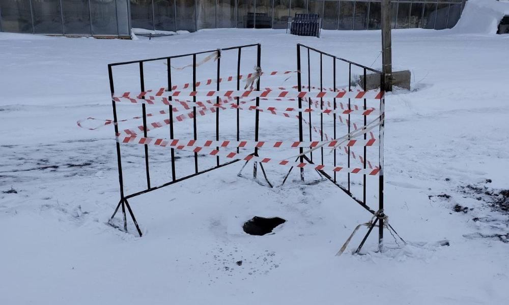 В Омске следователи проводят проверку по факту падения ребёнка в яму с кипятком