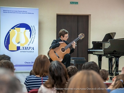 Инструментный парк Омского музыкального училища пополнился новыми виолончелями и роялями