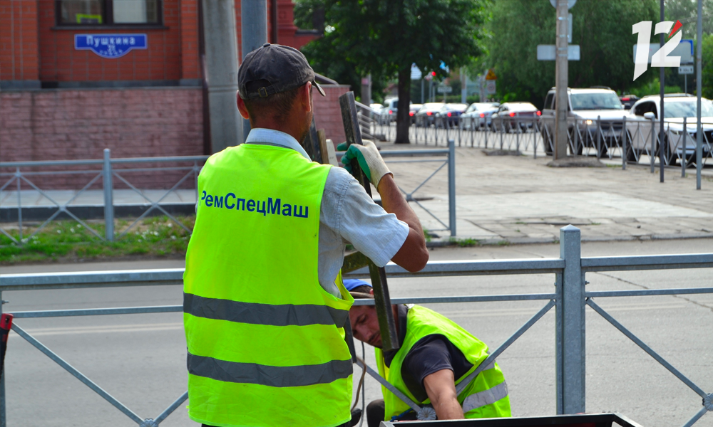 На Театральной площади снесут аварийные деревья и высадят 130 новых