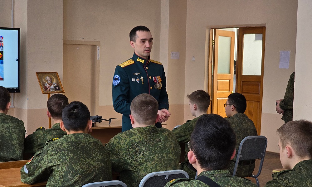 Омские ветераны СВО провели уроки мужества для кадетов и юнармейцев