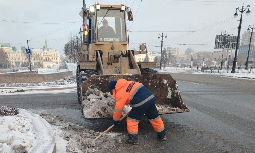 В Омске на специализированные полигоны вывезли около 400 кубометров снега