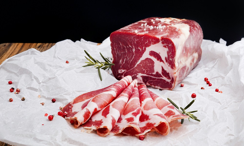 Омский Роспотребнадзор изъял почти 8 кг некачественного мяса