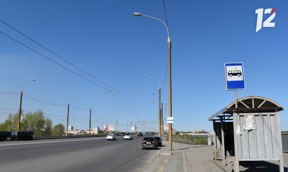 В Омске 22 остановки оборудуют тактильной плиткой, пандусами и поручнями          