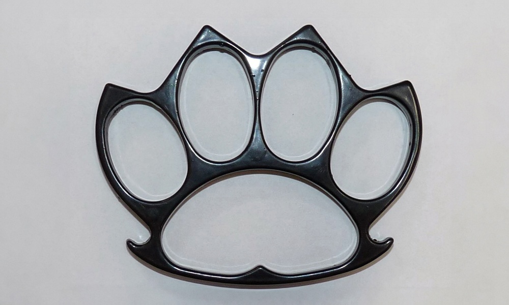 В омском аэропорту таможенники нашли у пассажиров ножи и кастет