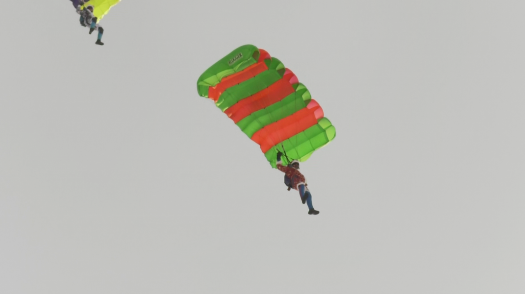 Над Омском пролетели Деды Морозы с парашютами