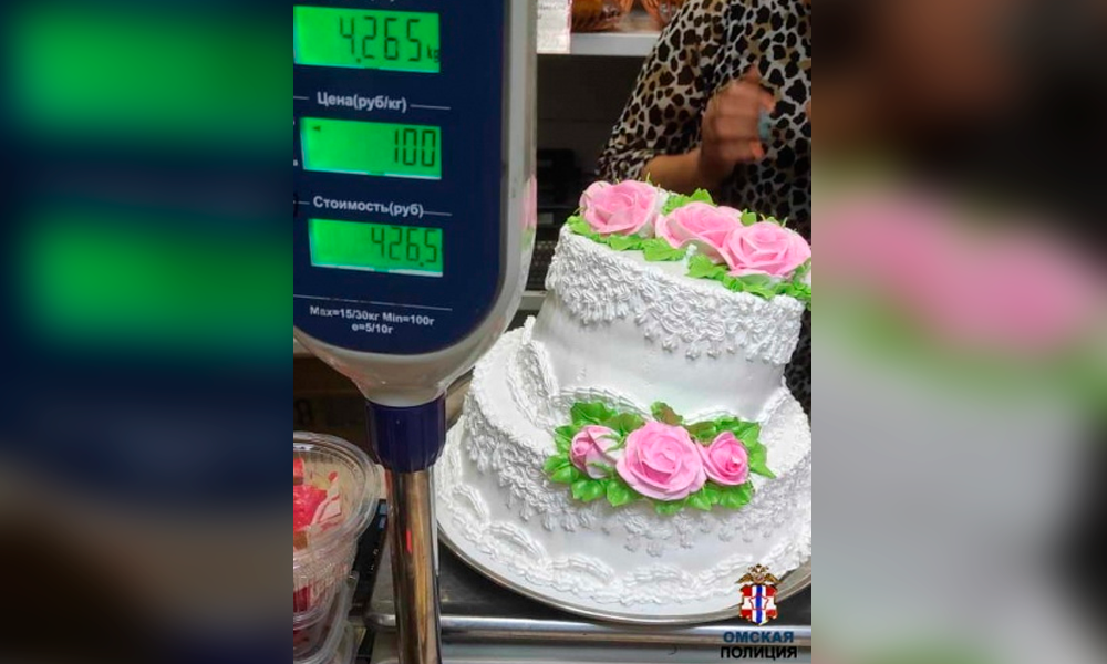 Ради торта омич вскрыл машину ножницами