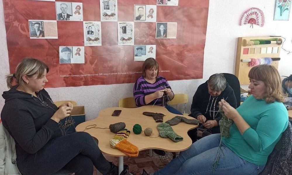 Жители Колосовского района вяжут тёплые вещи для мобилизованных омичей