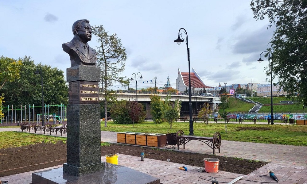 В омском сквере имени А.Т. Алтунина установили новый бюст 
