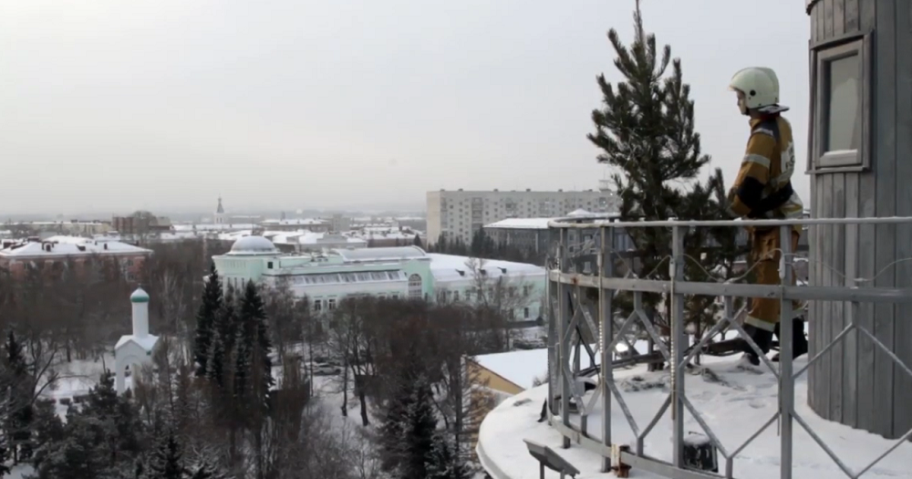 На омской пожарной каланче установили новогоднюю ёлочку