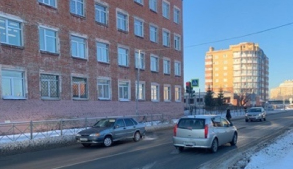 В Омске водитель-пенсионер сбил подростка на пешеходном переходе возле учебного заведения