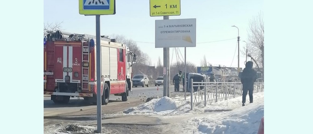 Пьяная омичка за рулём иномарки врезалась в фонарь на 1-й Марьяновской, её авто перевернулось