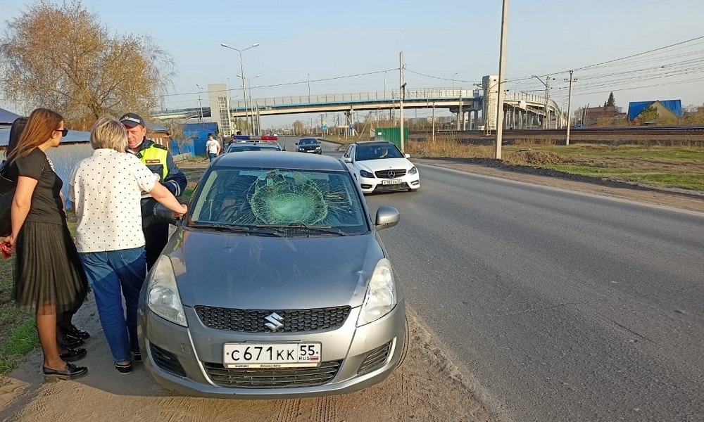 В Омске сбили подростка, который перебегал дорогу в неположенном месте