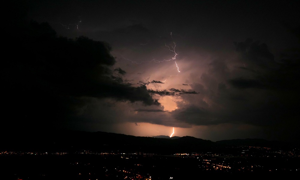 Возможны ЧС: в Омске ожидаются дожди, грозы и сильный ветер