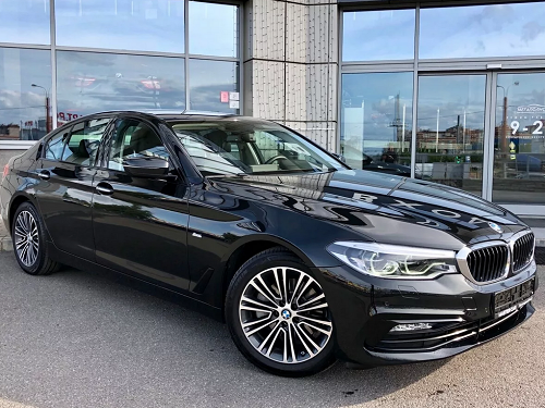 Прокуратура потребовала изъять у омского полицейского дорогой автомобиль в пользу государства