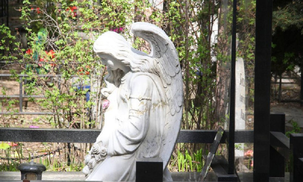 Мэр Омска Шелест напомнил омичам, как будут работать кладбища в Родительский день 