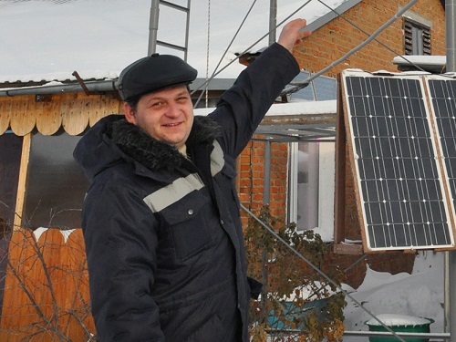 Житель Омской области создал в огороде ветро-солнечную электростанцию