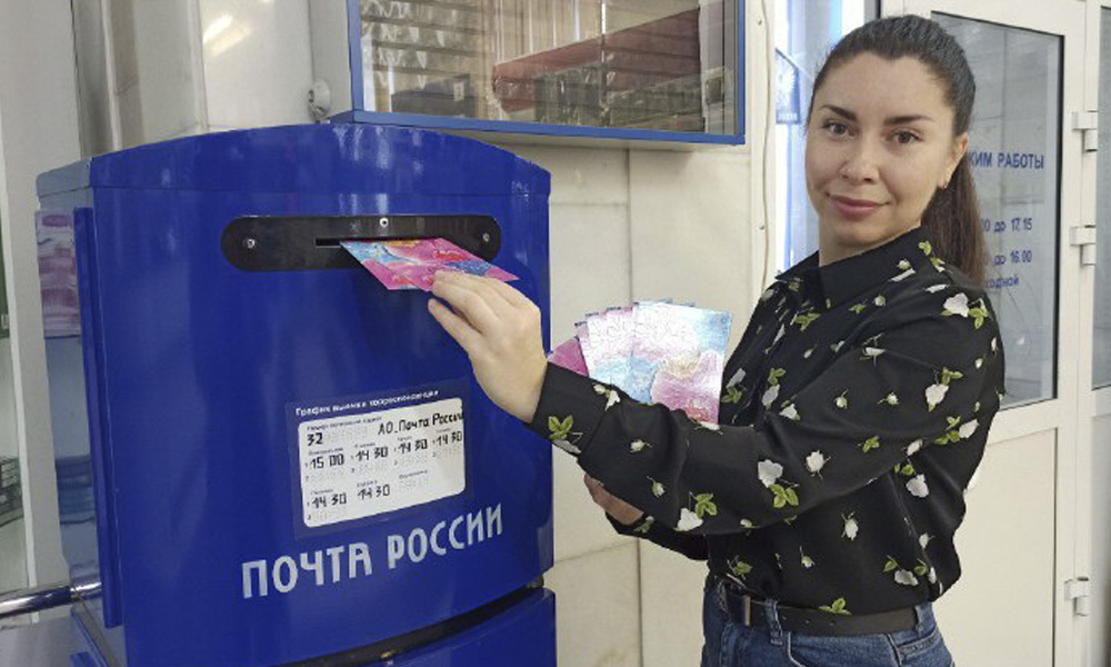 В честь Международного дня пожилых людей омичи могут отправить открытки одиноким бабушкам и дедушкам