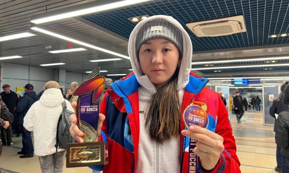 Салтанат Меденова вернулась в Омск после победы на чемпионате России по боксу