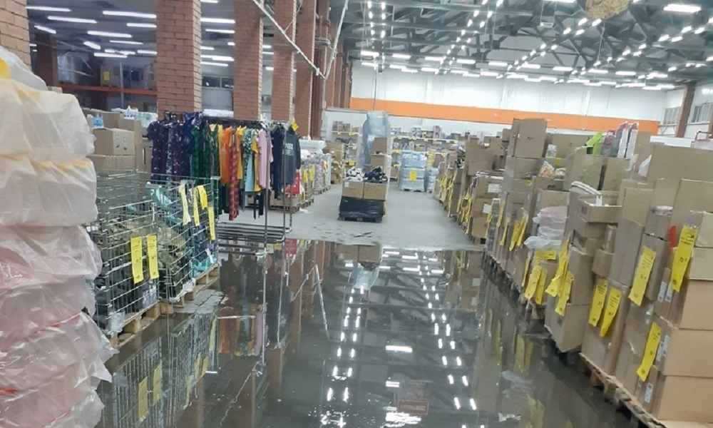 В омских Нефтяниках затопило гипермаркет 