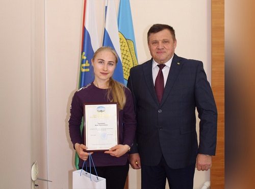 Омичке вручили грамоту за спасение выпавшего с балкона 3-летнего малыша