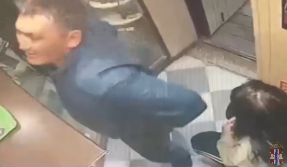 Омская полиция просит помочь в розыске мужчины, который похищал у девушек телефоны