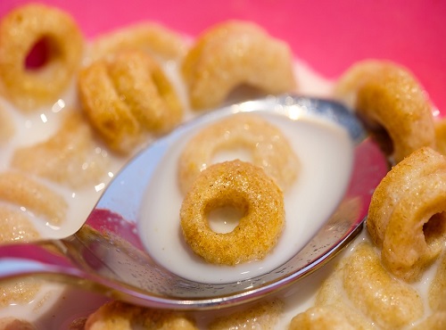 Роскачество порекомендовало употреблять сладкие хлопья только 2 раза в неделю