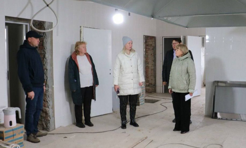 Оксана Фадина проверила ход ремонта социальных объектов в Любинском районе