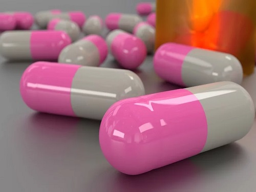 Выпускника омского вуза будут судить за таблетки для похудения