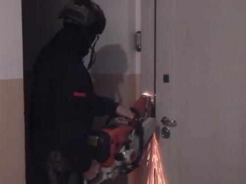 Омская полиция при поддержке бойцов СОБРа задержала крупного мошенника