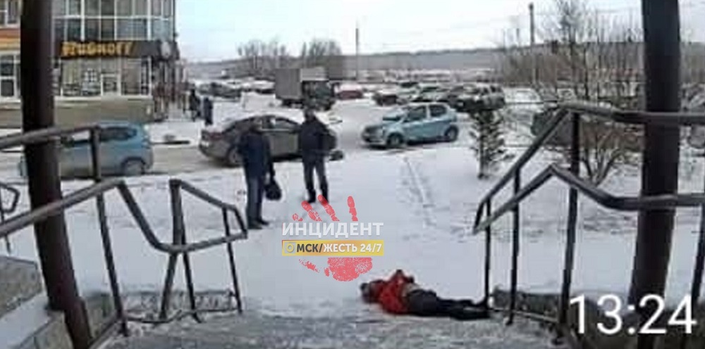 В Омске с 16-го этажа дома на улице Светловской упала пенсионерка 