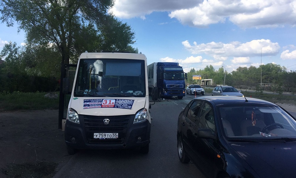 В Омске военнослужащий Росгвардии вынес на руках пассажирку ГАЗели, пострадавшую в ДТП 