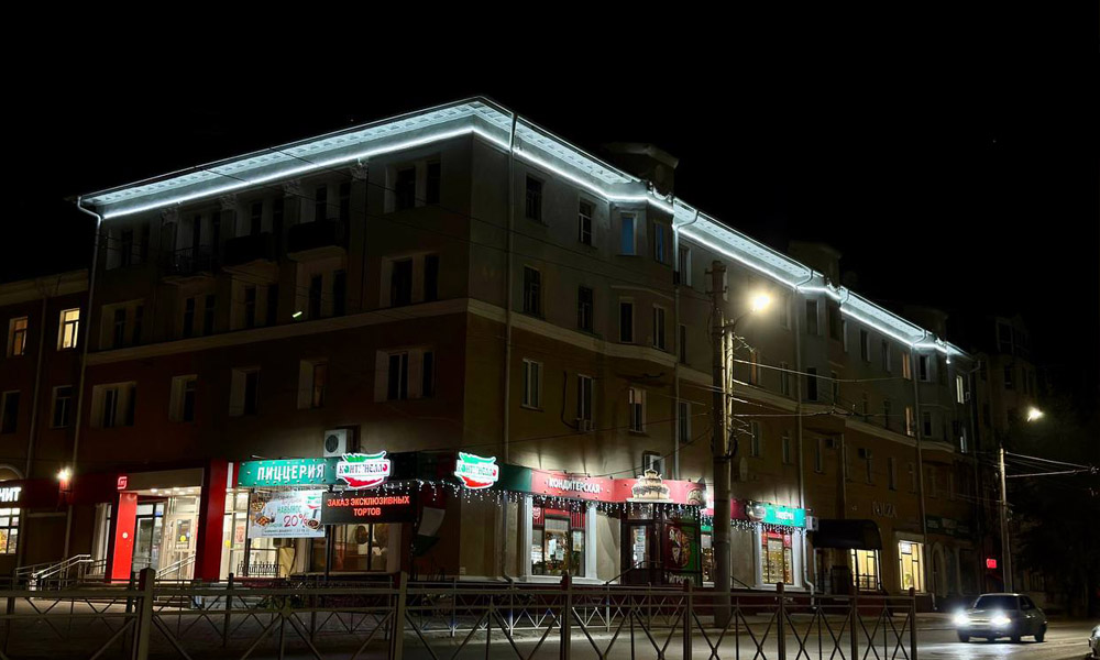 В Омске озарилось огнями архитектурной подсветки здание в Советском округе 