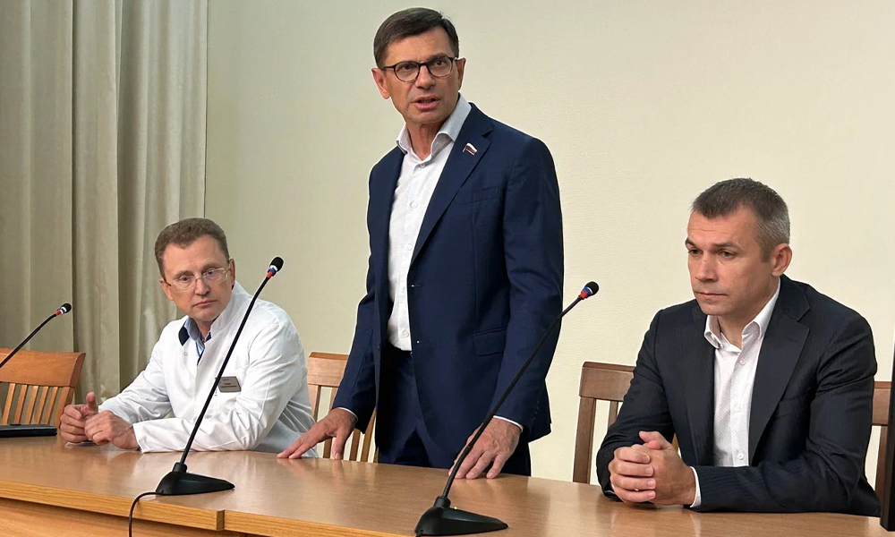 Игорь Антропенко обсудил с коллективом Омской областной больницы развитие регионального здравоохранения