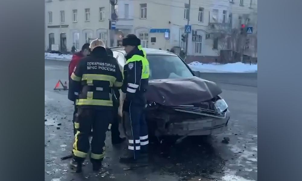 В результате ДТП в центре Омска легковушка вылетела на тротуар