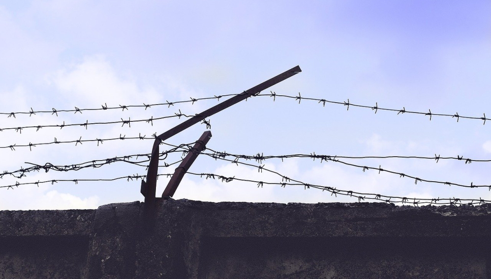 В Омске фельдшер ФСИН проносил для осуждённых телефоны и sim-карты