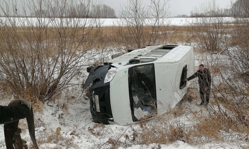 На трассе Омск — Тара перевернулась маршрутка с шестью пассажирами 